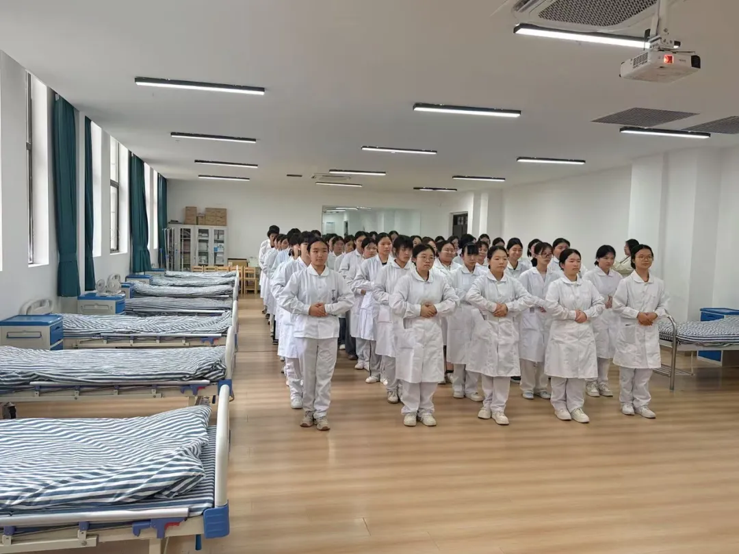提灯筑梦  薪火相传丨武汉市智工职业技术学校隆重举行护士节授帽仪式